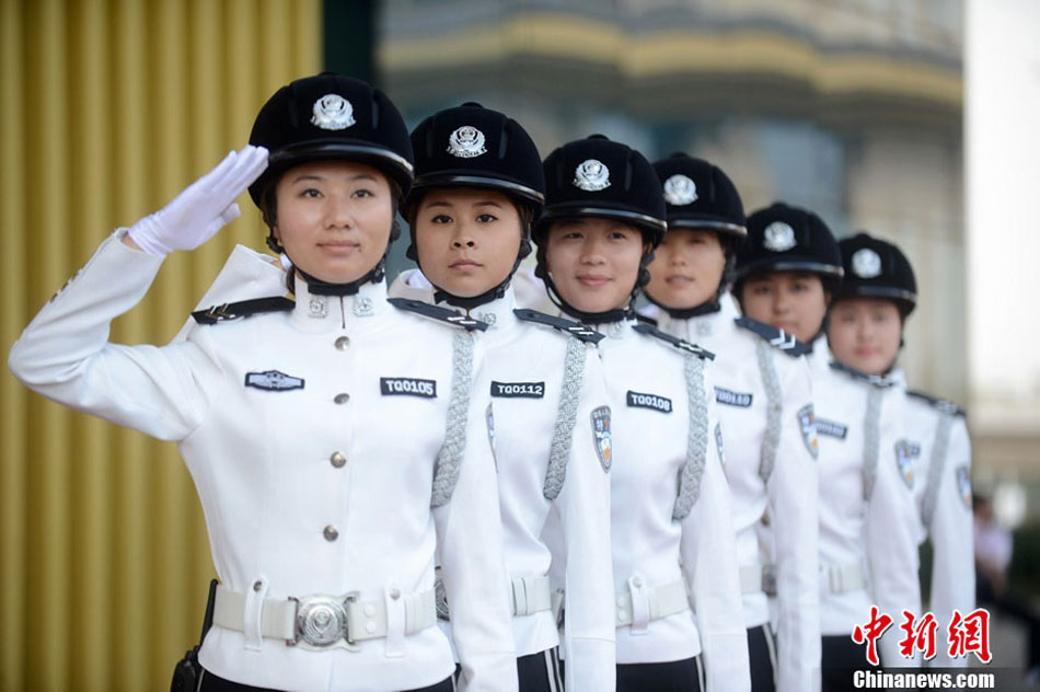 备受关注的扬州市女子特勤队的80后"警花"换新装,身着新款白色警服,以