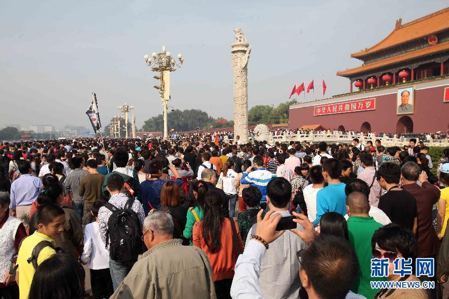 10月2日，大量游客在北京天安门广场游览。　今年十一长假横跨中秋、