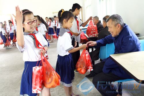 小学生走进敬老院