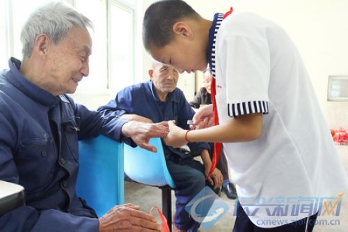 小学生走进敬老院