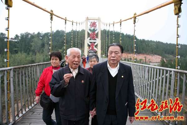 毛泽东侄子李实(毛远新)参观南水北调工程(图)