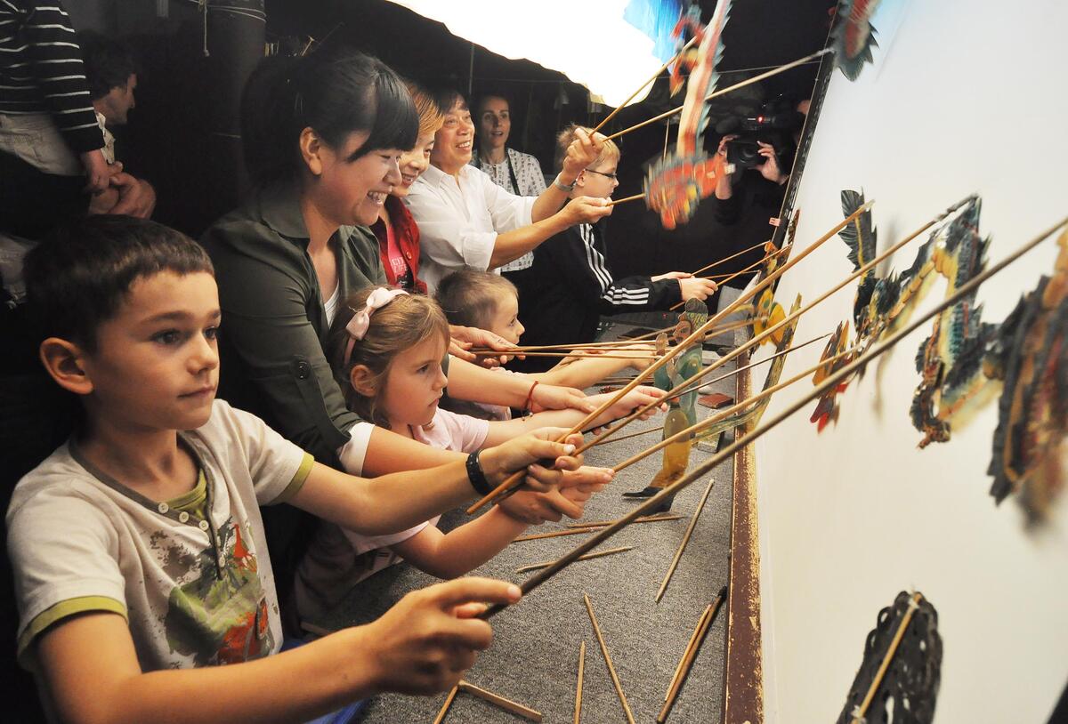 皮影戏馆来了洋学生--海宁新闻网