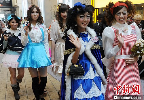 动漫少女穿梭闹市