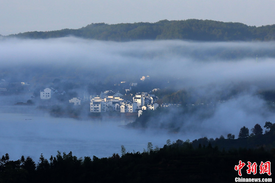 黄山塔川现平流雾美景