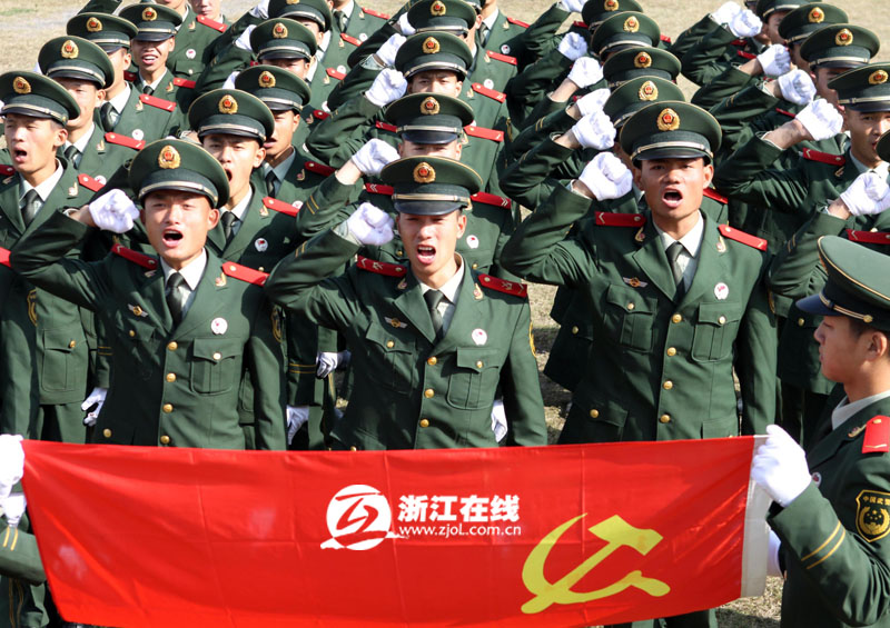 数百名官兵警容严整,精神抖擞,士气高涨,庄严的站在党旗下进行宣誓