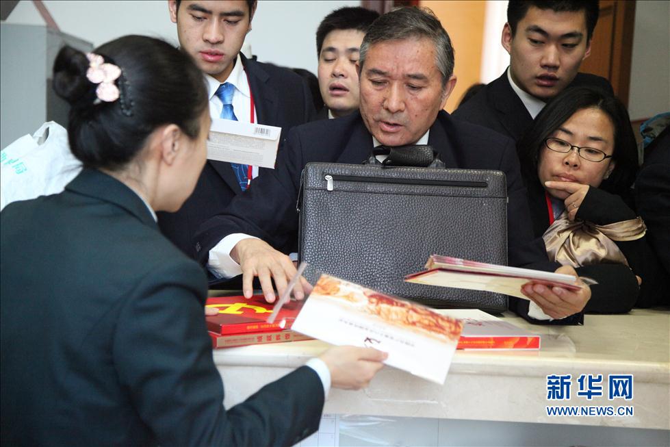 代表在大会堂购买纪念邮品