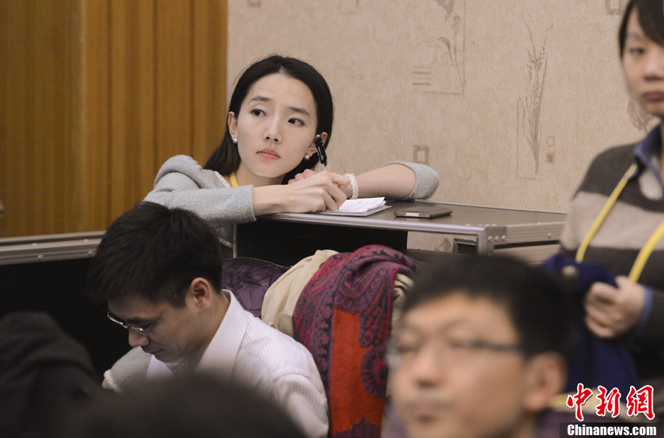 女记者采制大会新闻