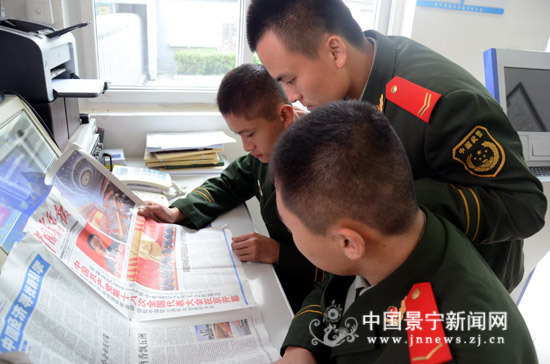 [聚焦十八大]消防战士通过报纸学习十八大精神