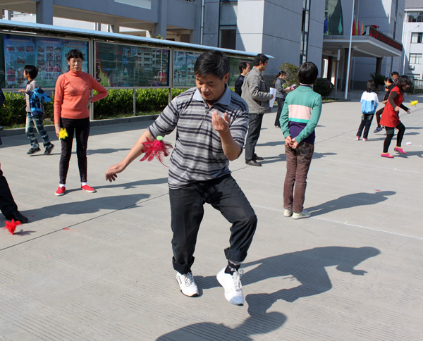 马金中学教育工会组织教工开展踢毽子比赛