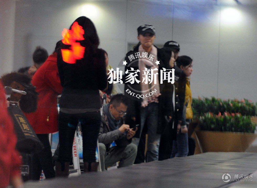组图:<em>王学兵</em>深夜携<em>新女友</em>同返寓所 随行显亲密
