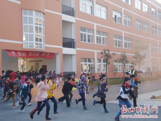 衢山敬业小学举行<em>消防应急演练-图片</em>新闻-岱山