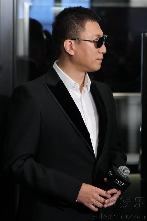 高清:孙红雷黑超摆酷捞金 自曝周迅是表演老师