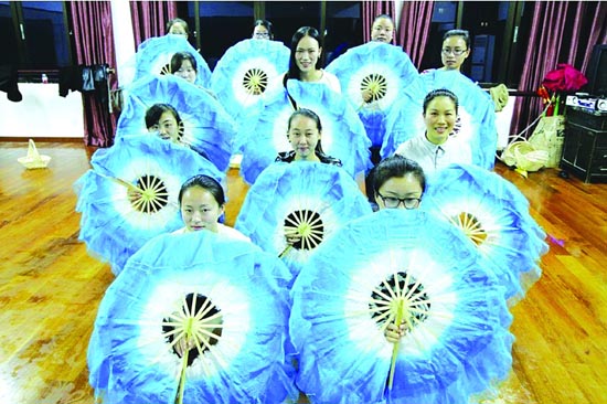 六横: 精心排节目 宣讲十八大
