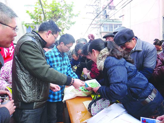 践行十八大精神 科技助农下村头