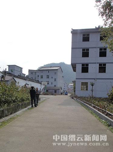 新建镇溪南村王弄自然村开展三沿整治侧记