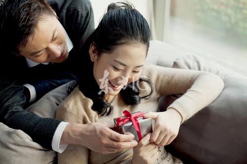 <em>30岁</em>后<em>女性</em>焦虑老得快 夫妻常爱抚防老公<em>出轨</em>