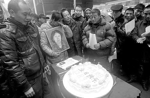 子女为寻走失母亲 当街为民工发蛋糕御寒品(图)