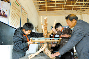 从上世纪90年代起该校就因地制宜,建立了"根雕制作"劳动实践基地,培育