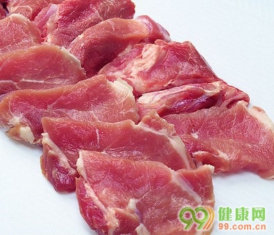 好的猪肉颜色呈淡红或者鲜红,不安全的猪肉颜色往往是深红色或者紫红