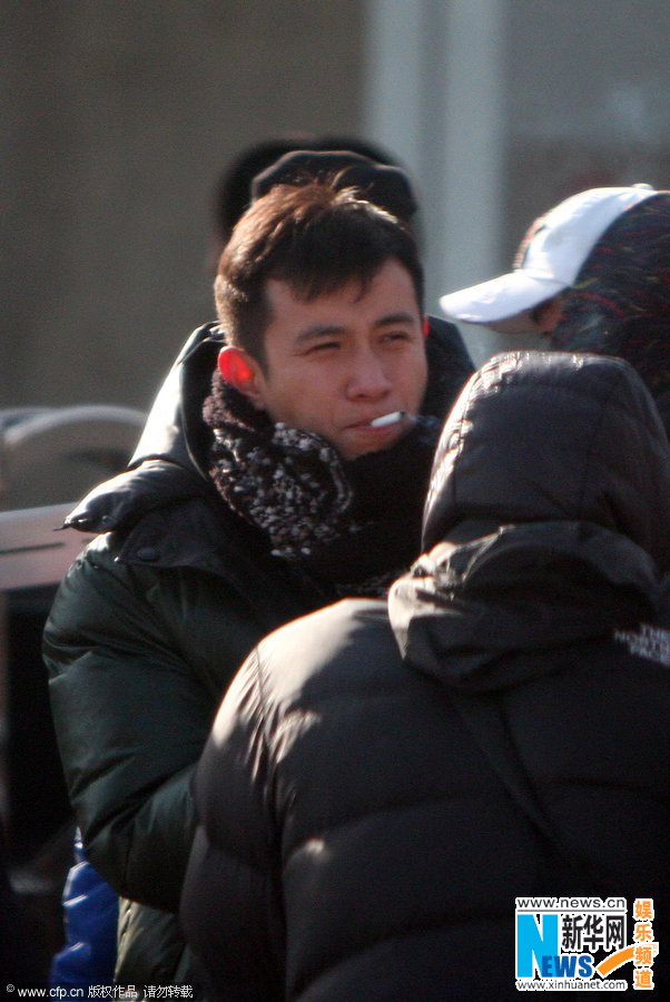 文章片场叼烟御寒痞气十足 垫木箱进换装车(图