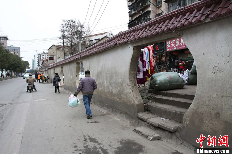 遮羞墙隔开城中村与马路