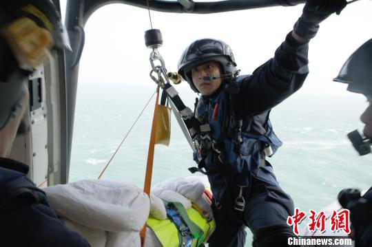 船员海上突发昏迷 交通部直升机空中救援(组图)