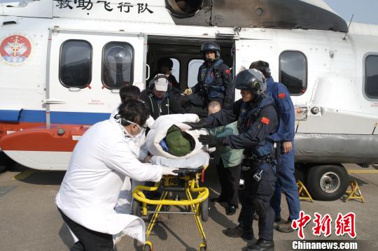 船员海上突发昏迷 交通部直升机空中救援(组图)