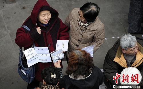 重庆市民扎堆为子女征婚