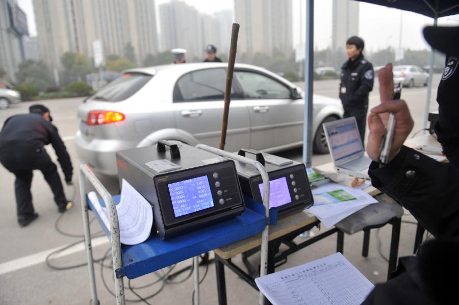 1月15日,杭州市环保局监察人员通过仪器检测一辆汽车尾气排放合格后