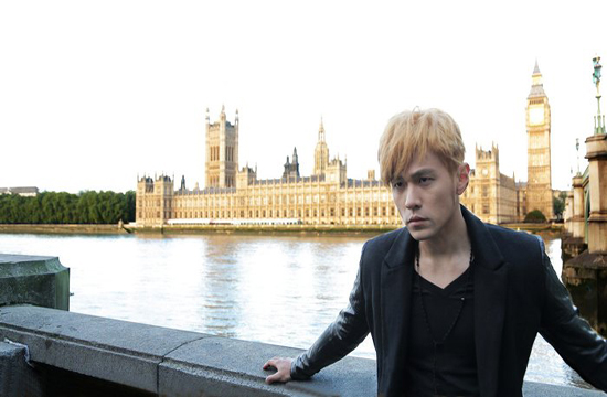 周杰伦深情<em>拥抱女主角</em>伦敦拍《大笨钟》<em>mv</em>