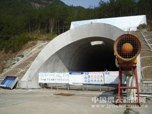 长大公路隧道通风斜井地下风机房洞室瓦斯地层施工技术