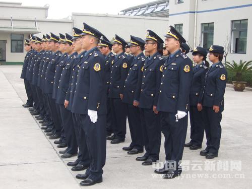 新的执法服装以藏青色为底辅以浅蓝,帽徽采用了最新交通徽标由国徽