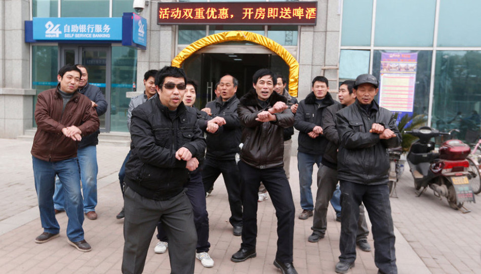 武汉,星光大道音乐会所门前,一群农民工跳骑马舞讨薪.