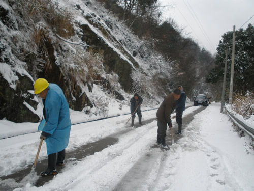 谢家庄村民合力清除路面积雪图片