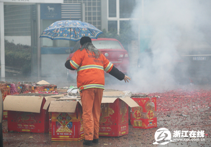 初九开门炮真嚣张 边放炮边灭火