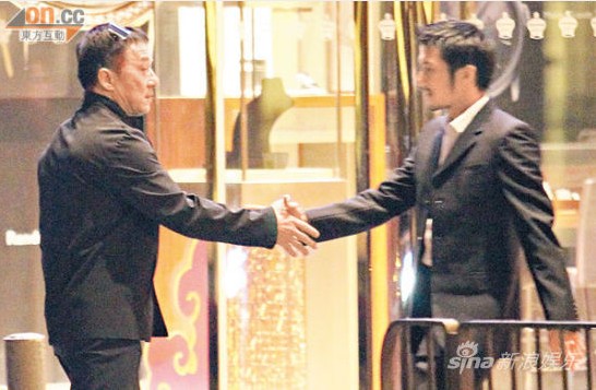 谢霆锋成龙握手拥抱 有意与房祖名合作