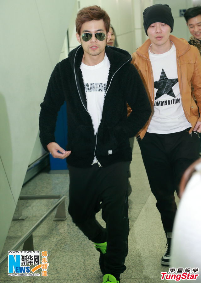 周杰伦携母赴港为专辑签售造势 一身黑衣拒合