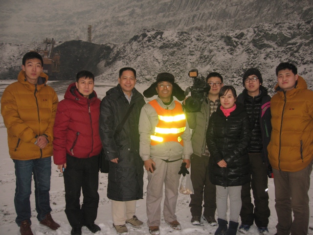 郭明义(右五)与中央电视台记者一行在鞍钢集团齐大山铁矿合影