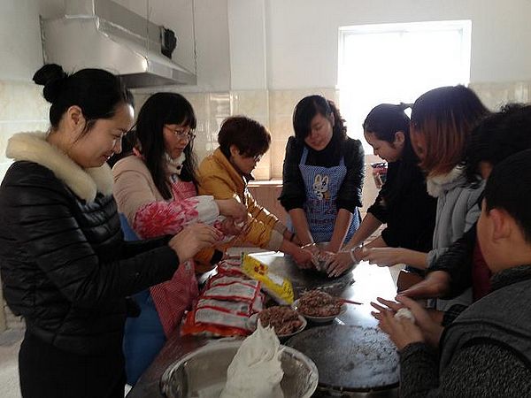 龙翔街道卫生院志愿者开展元宵节敬老活动