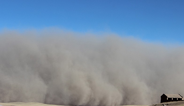 甘肃河西遭大范围沙尘侵袭 山丹马场出现“风沙墙”-大范围,沙尘暴,中新社-安吉新闻网