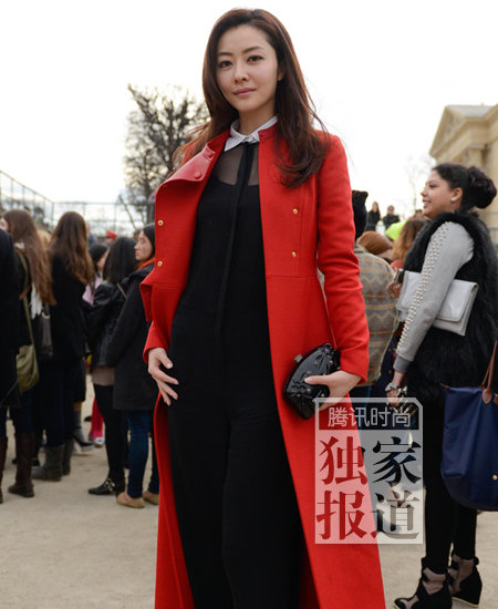 张雨绮熊黛林红色皮衣亮相Valentino斗衣品-va
