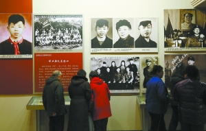 “永远的雷锋”大型展览深深吸引了观众的目光。本报记者 贾同军摄
