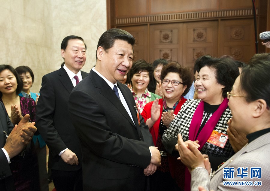 3月8日,中共中央总书记、中共中央军委主席习近平参加十二届全国人大一次会议江苏代表团的审议。这是习近平同女代表亲切交谈,并代表党中央向参加全国两会的女代表、女委员和全国各族妇女致以节日的祝福。新华社记者 黄敬文 摄