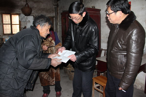 新闻中心 磐安新闻    县委书记周剑敏(右一)慰问尖山镇大元村厉立平