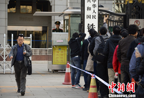 铁道部门前民众排队留影