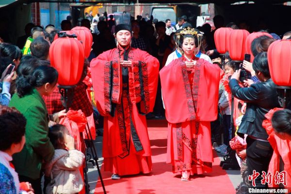 传统“汉式婚礼”引围观
