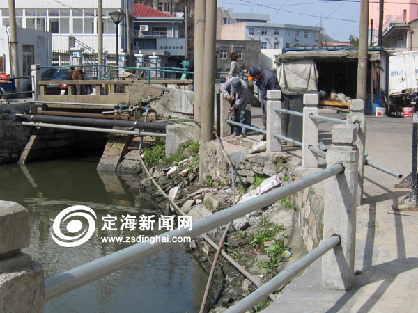 海狮路河边护栏被撞 市政部门及时修复