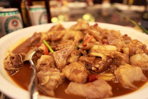 鲨鱼肉,肉质嫩,入味,骨头为软骨,嚼起来嘎巴脆