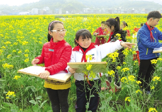 3月25日,地处革命老区的坞根镇中心小学组织学生开展"画画我的家乡