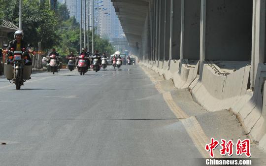 昆明惊现“波浪路”